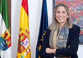 Raquel Prieto, directora general de Industria, Energía y Minas, posa con las banderas oficiales.