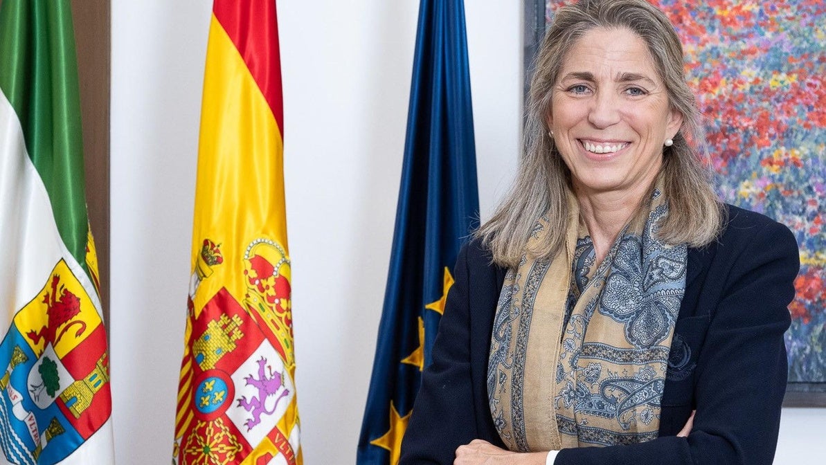 Raquel Prieto, directora general de Industria, Energía y Minas, posa con las banderas oficiales.