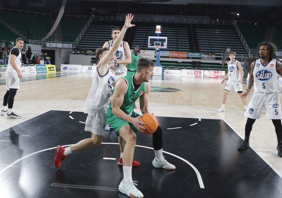 Erikas Kalinicenko en el partido ante La Salud Archena.