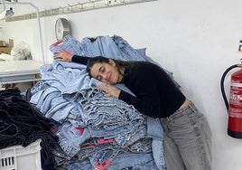 Paula Corchado, abrazada a un montón de pantalones de la marca recién salidos de fábrica.