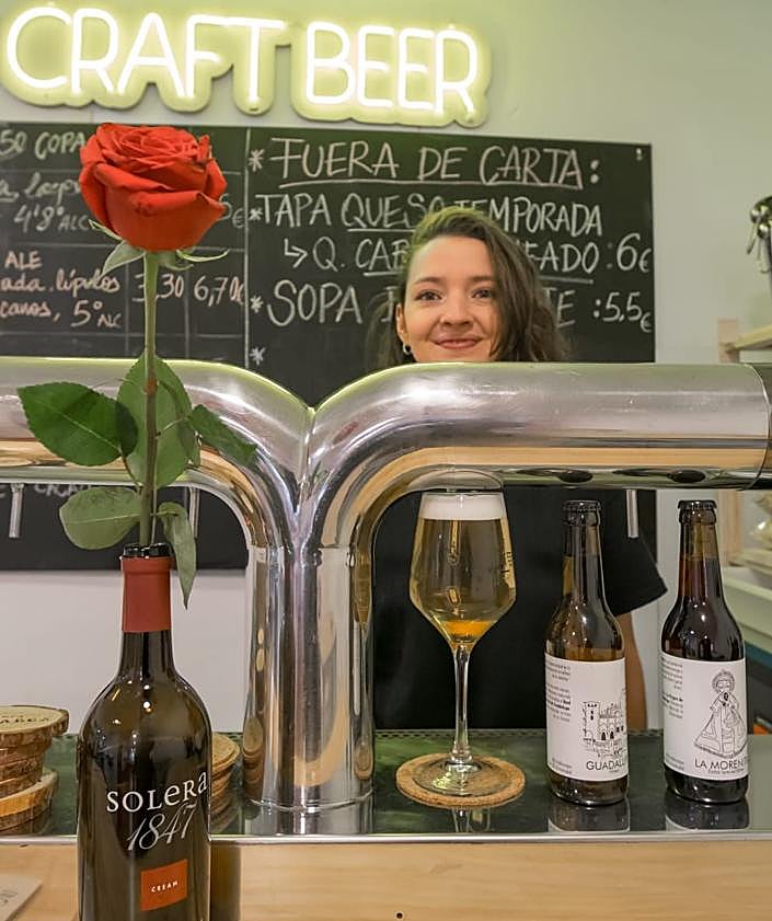 Imagen secundaria 2 - Visitó la localidad y en menos de un mes abrió su tienda soñada.