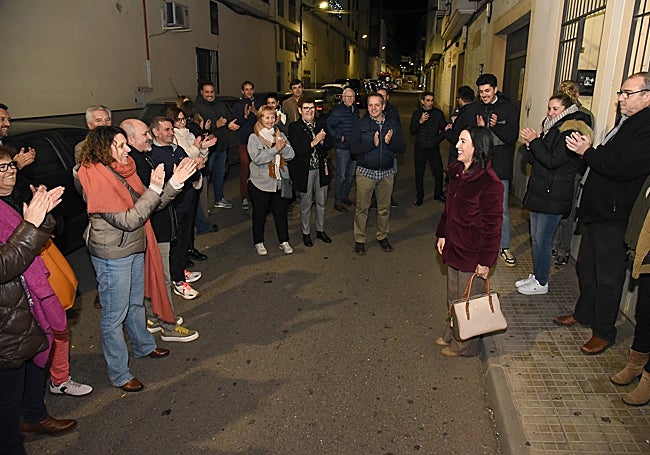 La candidata fue recibida con aplausos a su llegada a la agrupación de Coria.