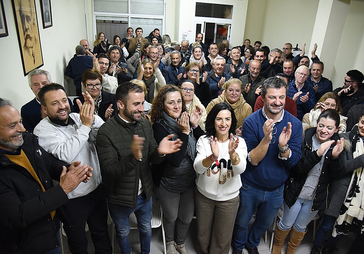 Esther Gutiérrez, con militantes en la agrupación de Coria.
