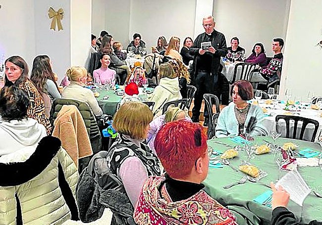 Mandiles Solidarios organiza la cena de la noche del 24, a la que acuden más de un centenar de personas.
