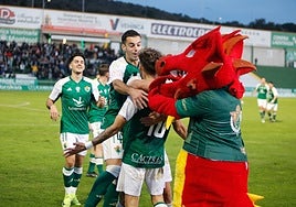 Celebración de uno de los tres tantos que el Cacereño anotó la pasada jornada.