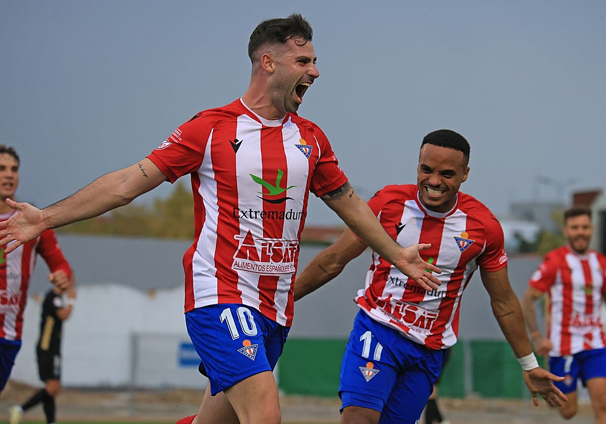 Dani Salas y Raly Cabral celebran un gol esta temporada.
