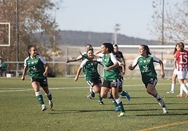 El Cacereño Femenino celebra un tanto en la victoria de este domingo ante el Athletic de Bilbao.