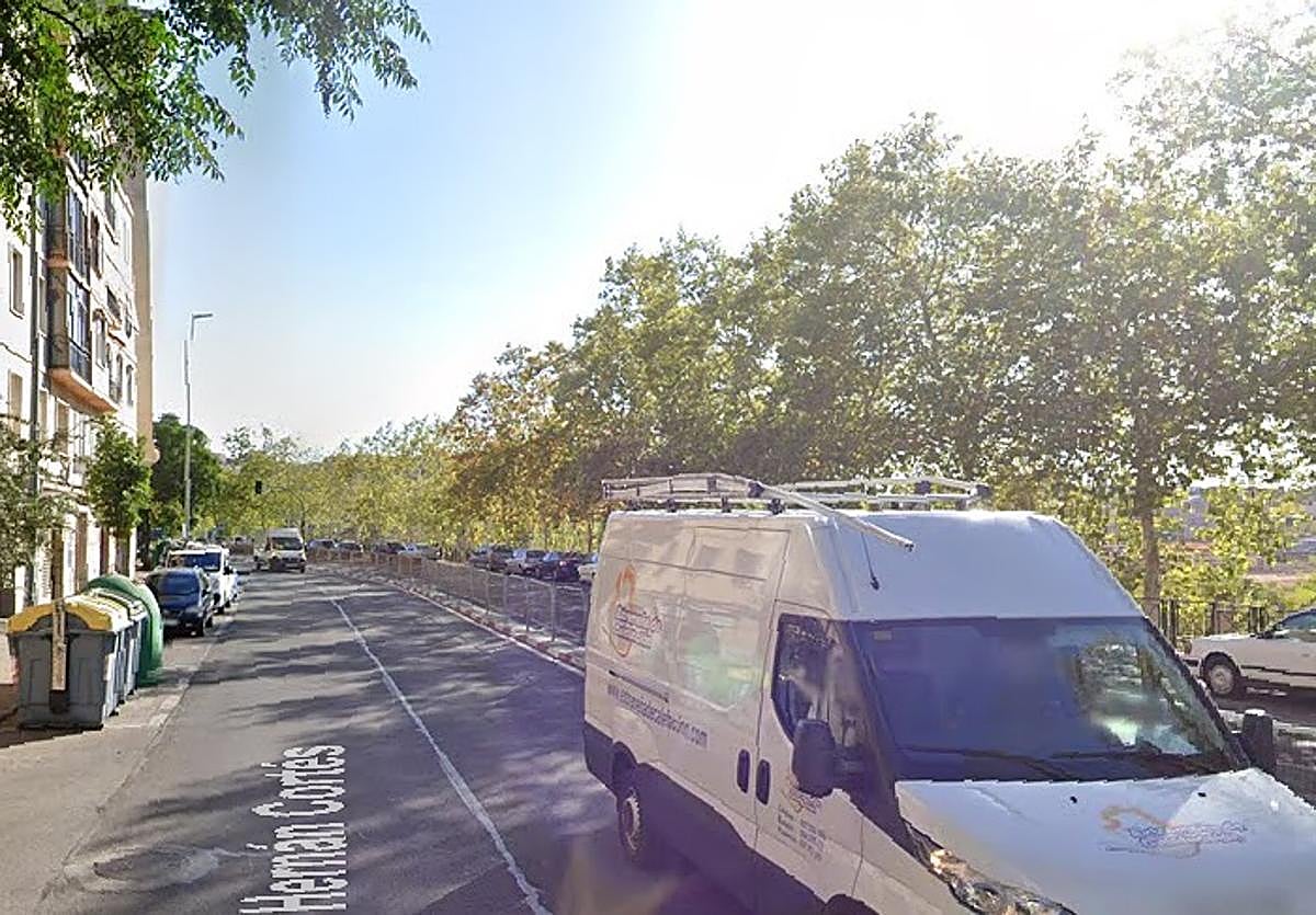 La caída ha ocurrido en la avenida Hernán Cortés de Cáceres.