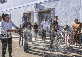 Jennifer López regando con champán ayer a sus vecinos.