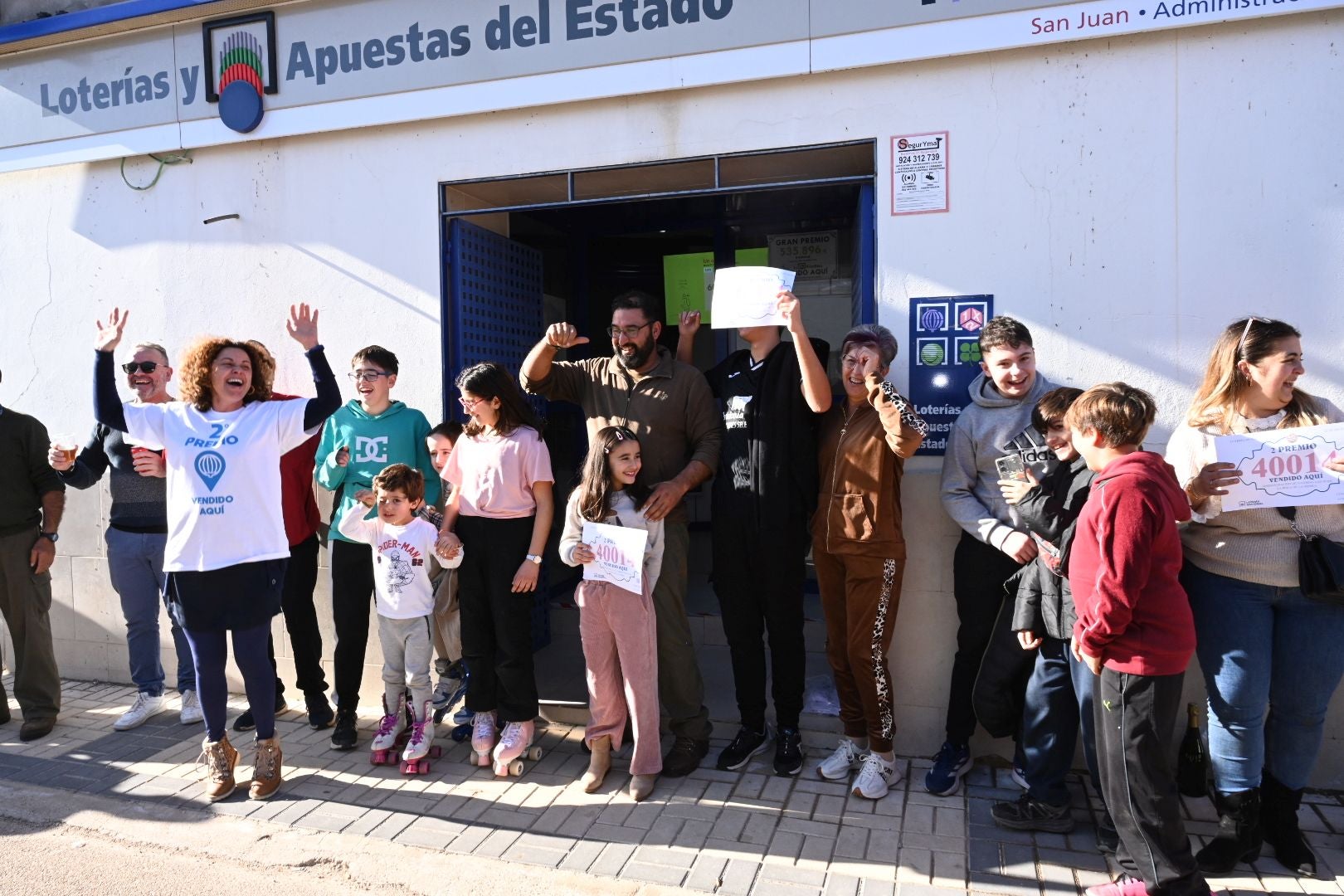 Celebración en la localidad pacense de La Roca de la Sierra tras ser agraciada con el segundo premio de la Lotería de Navidad. Allí se ha vendido el 40014.