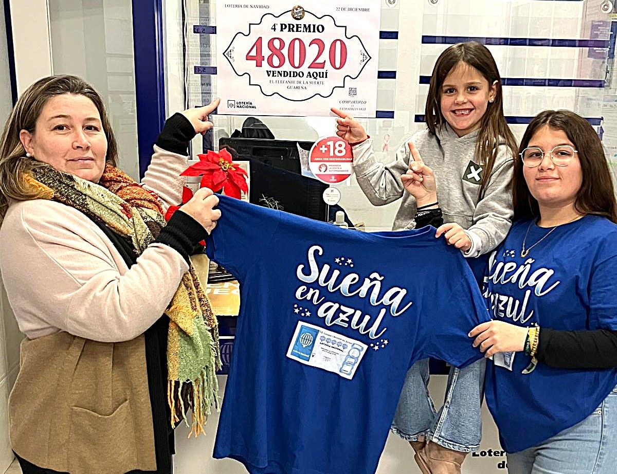 María con sus hijas Lucía la pequeña y Marta la mayor ante el número premiado y vendido en Guareña. Allí se han vendido dos décimos de un cuarto premio, el 48020.