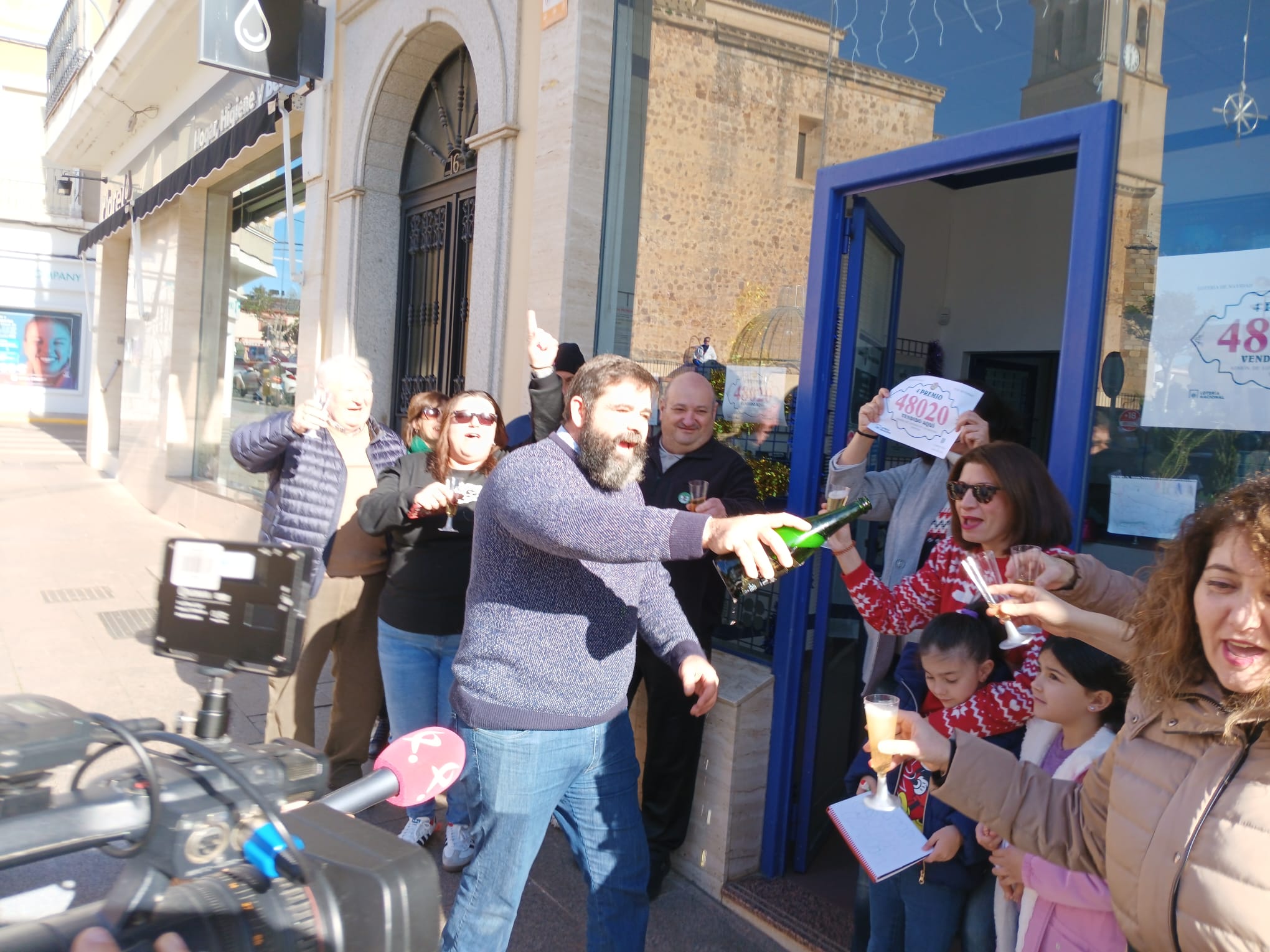 Agraciados con el cuarto premio de la Lotería de Navidad, el 48020, vendido en Montijo, en la administración numero 1 de Montijo, situada en la avenida Emperatriz Eugenia. En total se han vendido 10 décimos