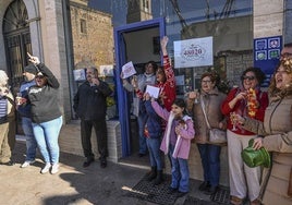 Administración que este domingo ha repartido diez décimos del cuarto. En la puerta, la familia De Tena, propietaria.