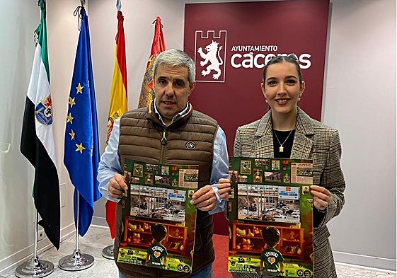 Juan Miguel Olmeda y Nerea Rodríguez, con el cartel.