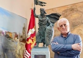 El escultor Estanislao García Olivares junto al boceto de la estatua.