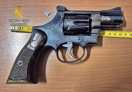 Detienen a un hombre en búsqueda y captura que llevaba un revólver y 1.600 kilos de hoja de tabaco