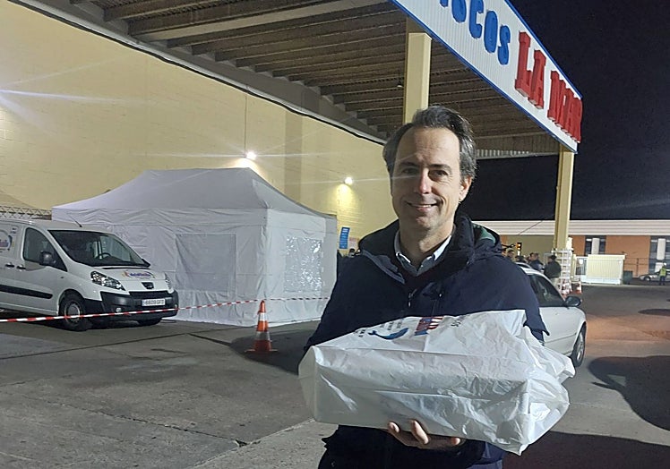 Francisco Berengena con su bandeja de marisco sobre las siete y cuarto de la mañana, una hora después de llegar a La Mar.