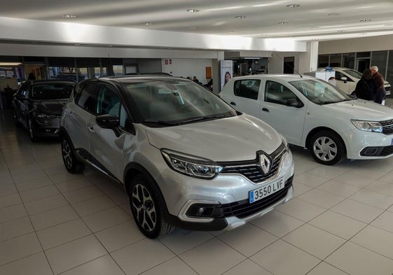 Coches en venta en un concesionario de la región.