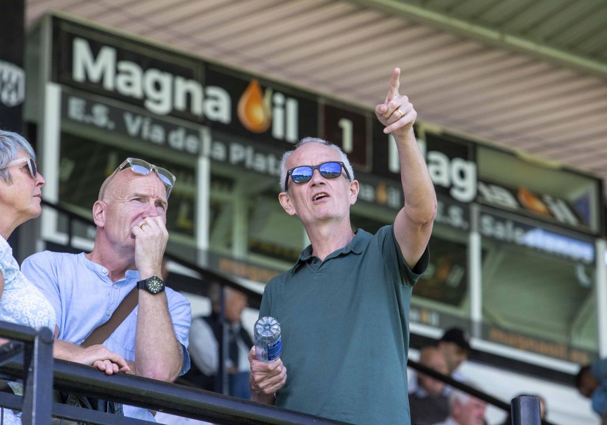 El dueño Mark Heffernan en el Romano durante el partido ante el Betis Deportivo.