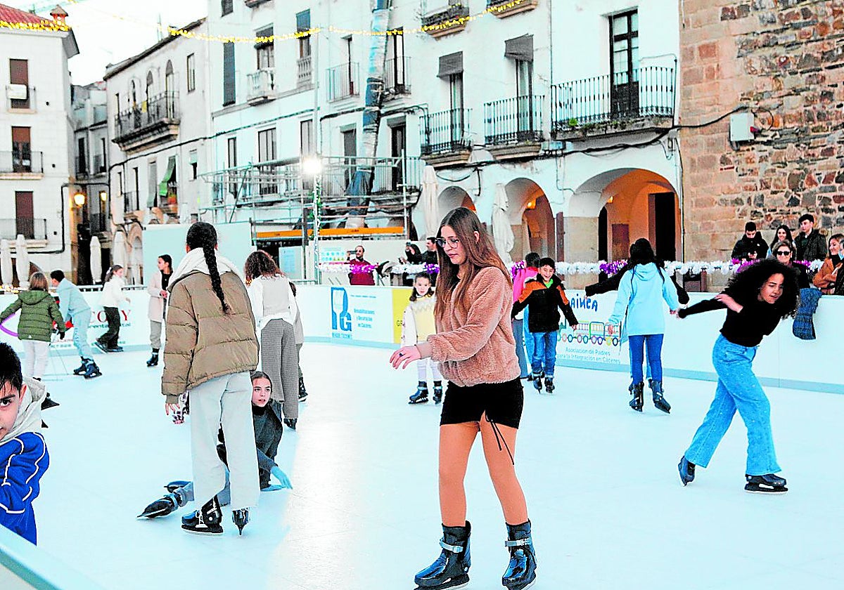 La pista de patinaje sin hielo atrae a numeroso público hasta la Plaza Mayor.