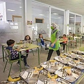 La ministra Sira Rego critica los recortes en la gratuidad del comedor escolar en Extremadura