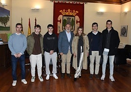 Pizarro y Alberto Bellosoedil de Juventud, conlos jóvenes talentosde Plasencia.