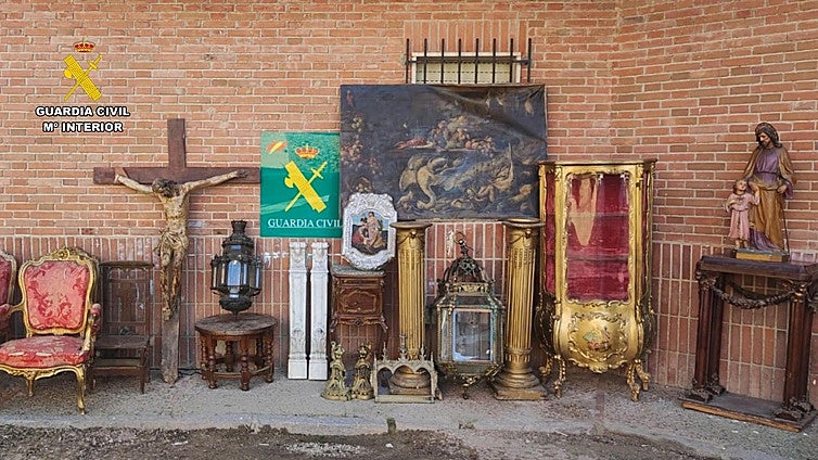 Parte de las antigüedades recuperadas en Madroñera.