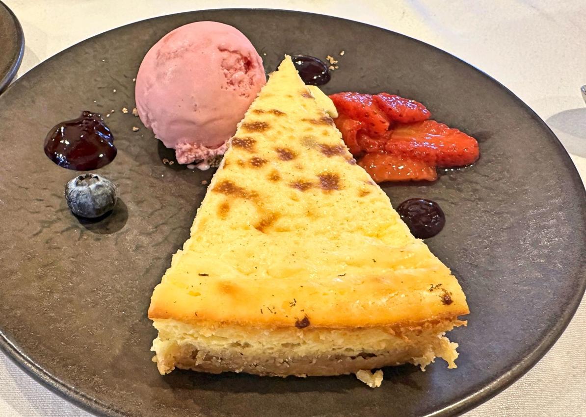 Imagen secundaria 1 - Perdiz, tarta de queso y tarta de zanahoria.