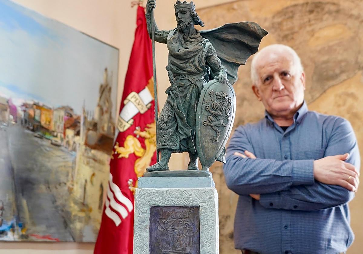 Boceto de la estatua de Alfonso VIII-IX y el escultor Estanislao García.