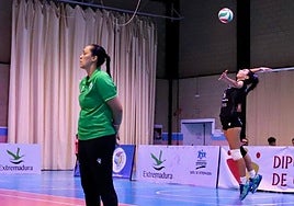 Flavia Lima dirige un partido mientras Fabiola Ortega ejecuta un saque.