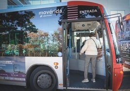 Una usuaria del transporte urbano accede a un autobús en Mérida.