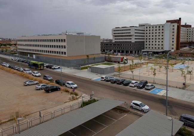 Nueva Facultad de Medicina de la UEx, junto al Hospital Universitario de Badajoz.