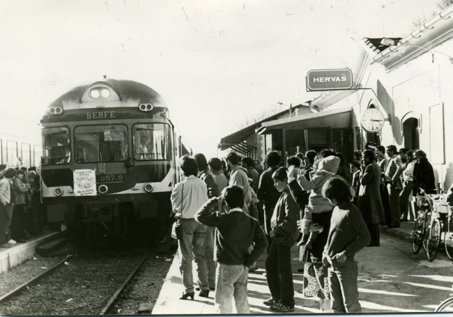 Otra foto de las protestas de la Nochevieja de 1984 en la estación de Hervás.