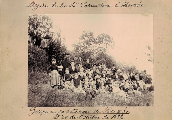 20 de octubre de 1892: Vecinos de Hervás en una loma frente a la estación de tren, esperando a ver la primera locomotora que pasaba por el pueblo.