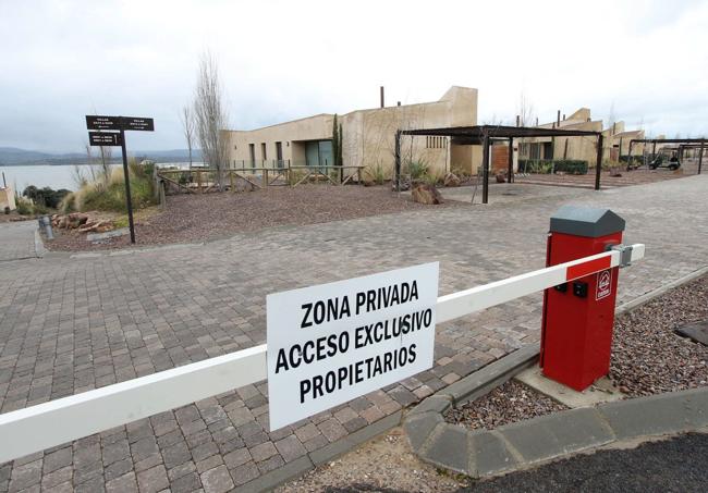 Acceso a la urbanización Marina Isla de Valdecañas.