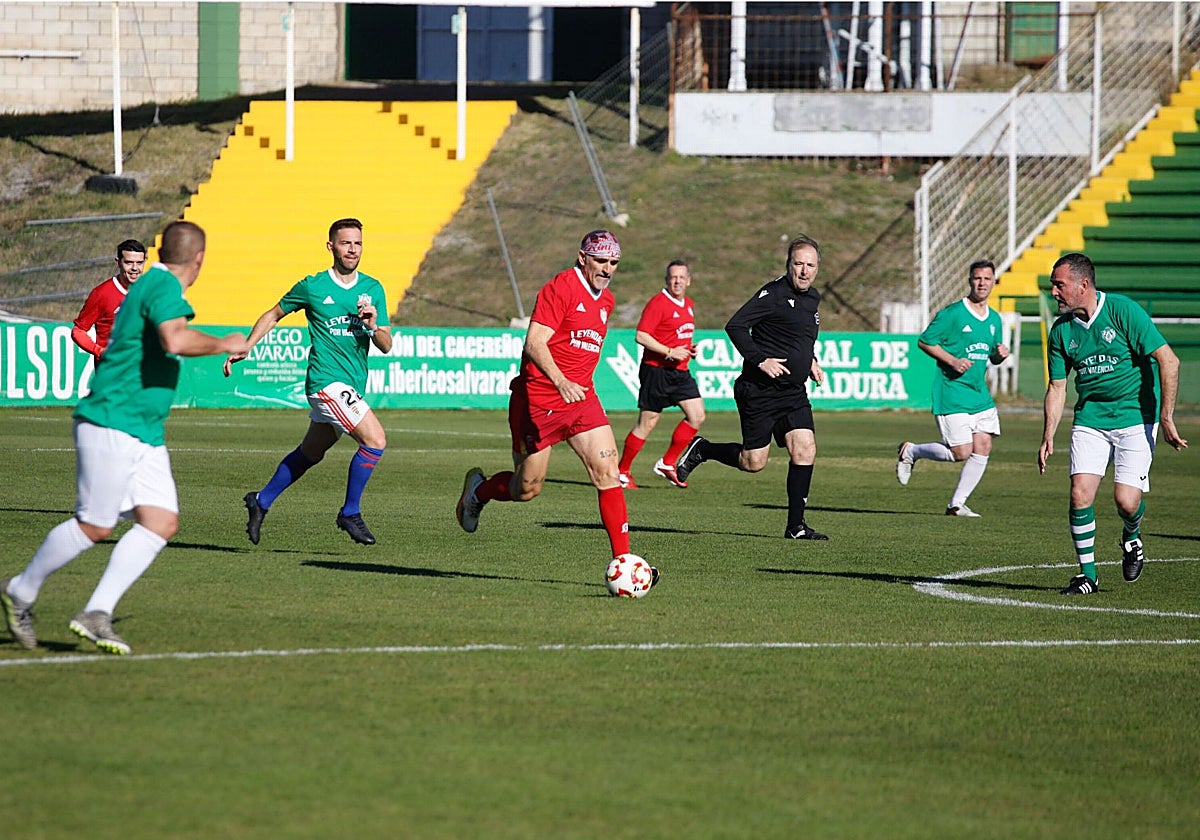 Kini Carrasco perseguido por David Rocha.