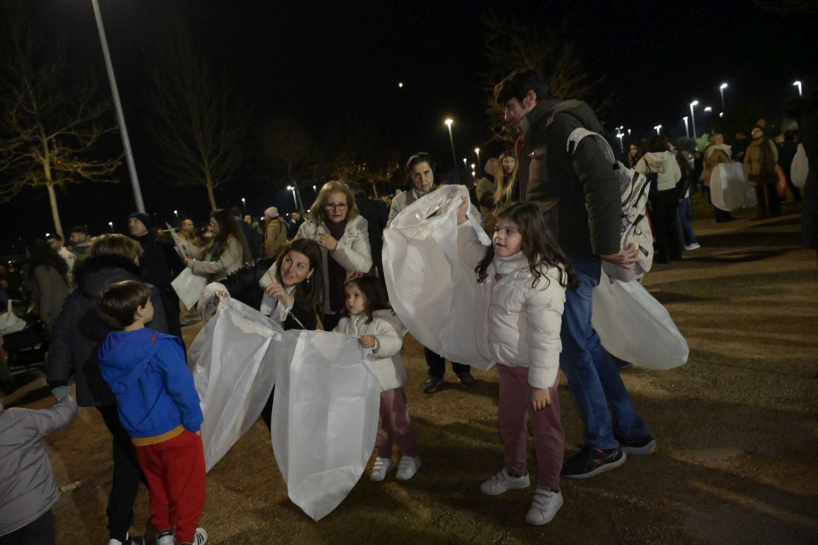Los farolillos lanzan al cielo los deseos de los vecinos de Badajoz