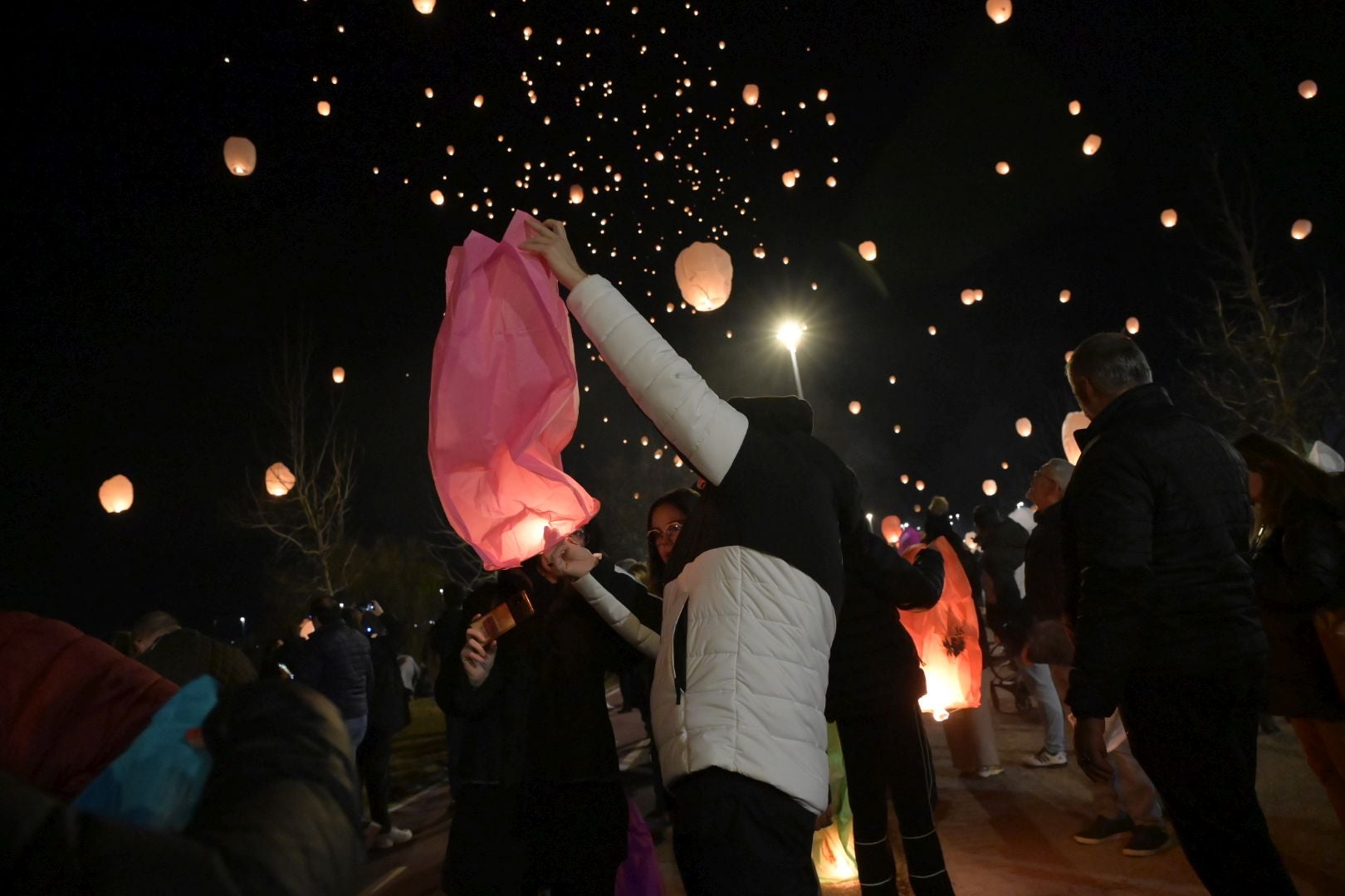 Los farolillos lanzan al cielo los deseos de los vecinos de Badajoz