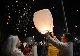 Los farolillos lanzan al cielo los deseos de los vecinos de Badajoz