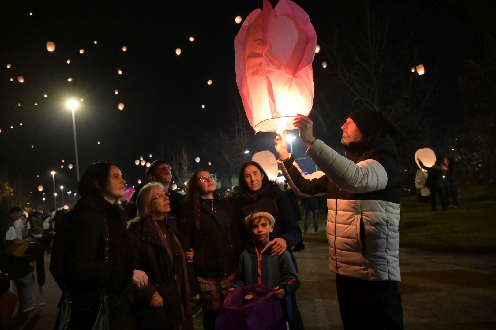 Los farolillos lanzan al cielo los deseos de los vecinos de Badajoz