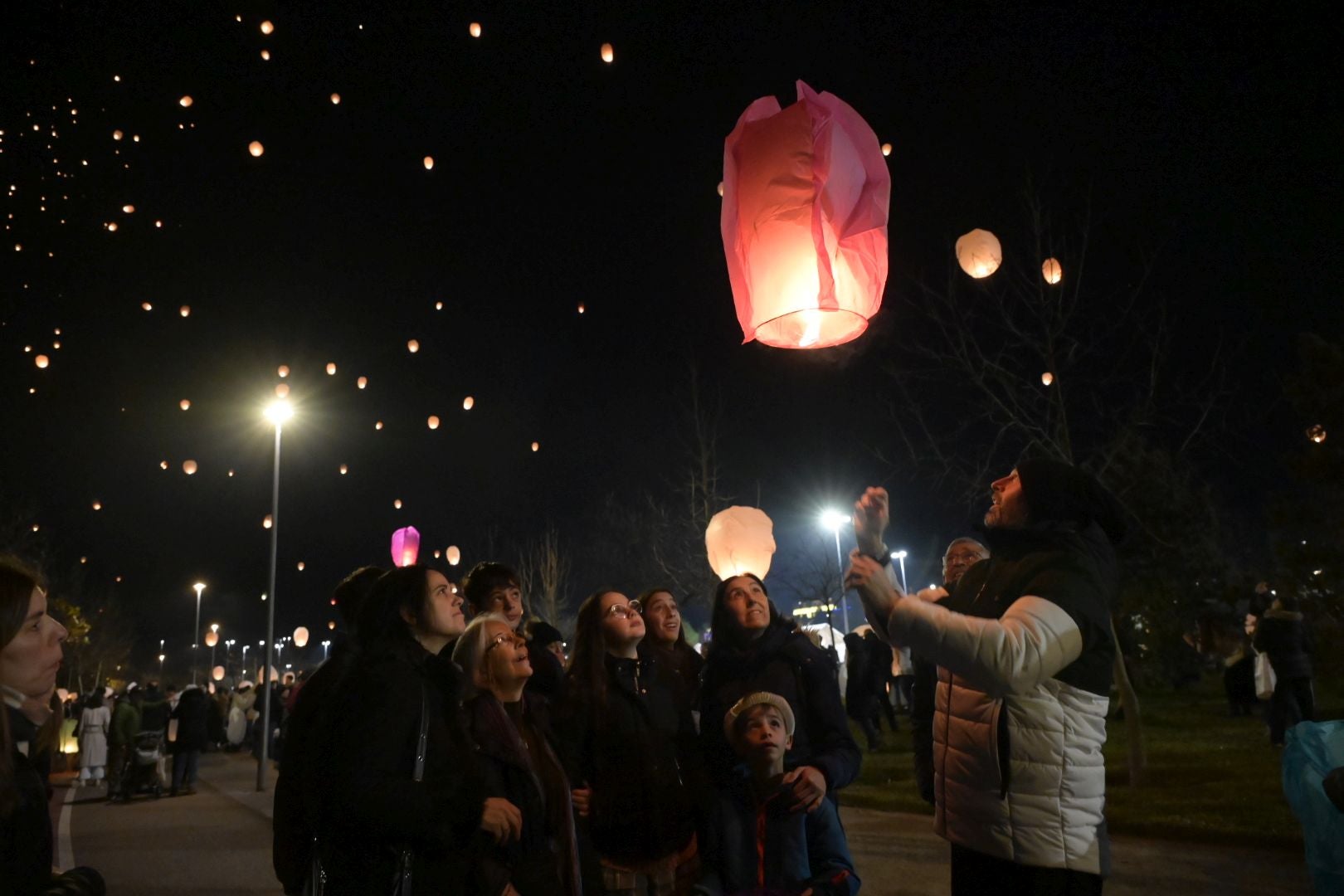 Los farolillos lanzan al cielo los deseos de los vecinos de Badajoz