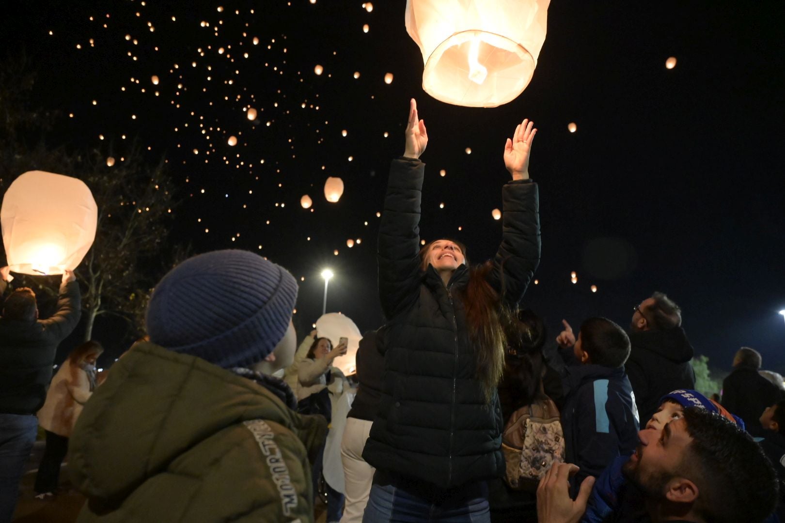 Los farolillos lanzan al cielo los deseos de los vecinos de Badajoz