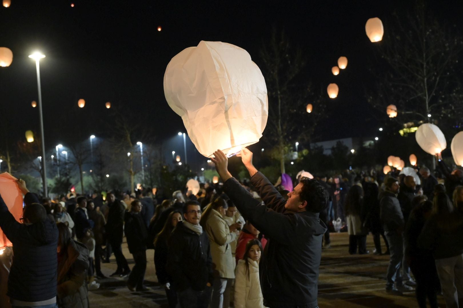 Los farolillos lanzan al cielo los deseos de los vecinos de Badajoz