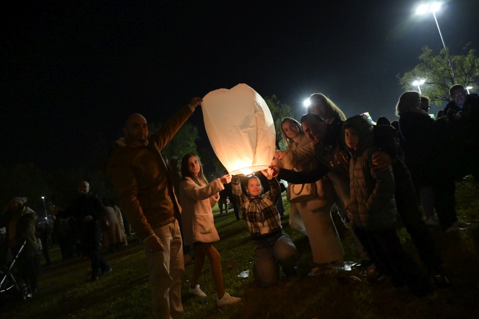 Los farolillos lanzan al cielo los deseos de los vecinos de Badajoz