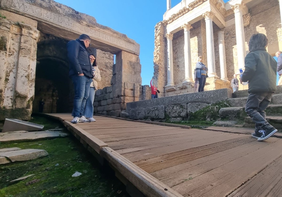 Pasarela de acceso a la orchestra que será renovada.