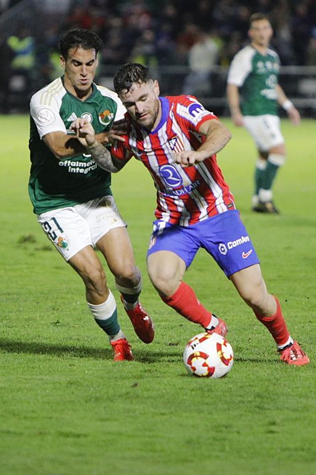 Jaime Sancho pugna con el jugador pacense del Atlético Javi Galán en el Príncipe Felipe.