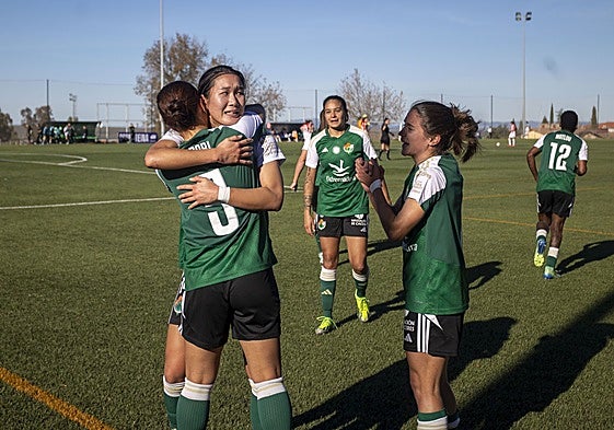 Celebración del Cacereño Femenino tras el tanto de Rana que daba el pase ante el Athletic.