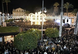 Plaza de España abarrotada pasadas las 20.00 horas.