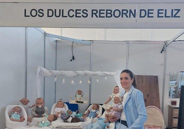 Sonia Delgado posa ante algunas de sus creaciones.