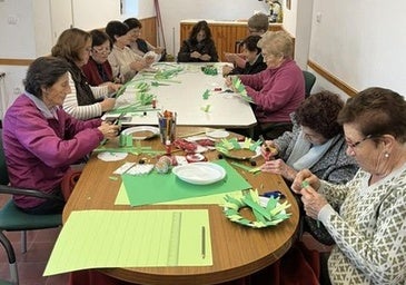 Los mayores de Brovales, Valuengo y La Bazana han disfrutado de los talleres navideños de manualidades